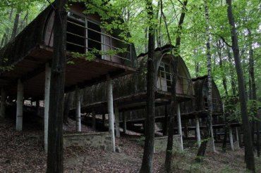 Деревня эльфов - развалившийся советский лагерь "Верховина"
