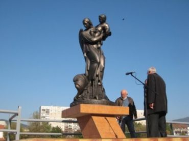 Памятник, посвященный наводнению 1998 года, в Мукачево