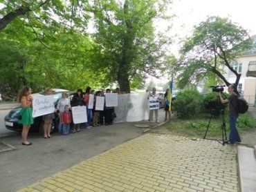 Жители Ратовцев протестовали под стенами окружного суда