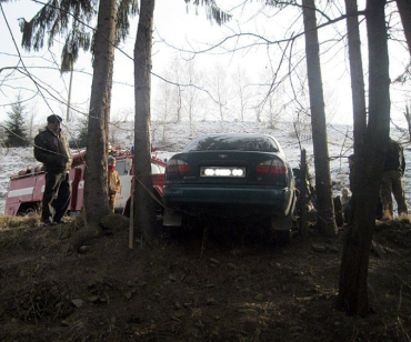 В Межгорье авто упало в 4-метровую пропасть, спасатели всеми силами извлекли его