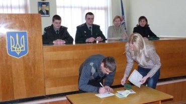 Заключенному вручили паспорт гражданина Украины в Ужгороде