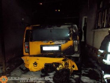В Ужгороде вместе с автомобилем едва не сгорел жилой дом
