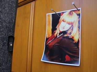 Активистка Ульяна Бляшин прибила портрет своей сестры ко входу в здание СБУ