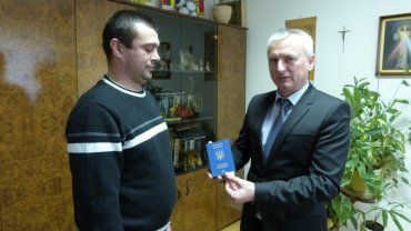 Первый биометрический паспорт получил житель Мукачевского Владимир Халус
