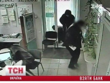 В Ужгороде среди ночи был поврежден банкомат "Ощадбанка"