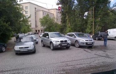 У здания Закарпатской ОГА массово нарушают правила парковки