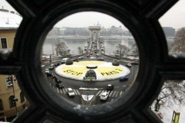 Венгры превратили площадь Адама Кларка в ядерный символ