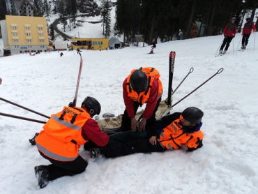 Спасатели оказали помощь травмированному лыжнику на Красии