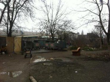 В Ужгороде около мусорной площадки обосновались бомжи