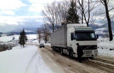 На Закарпатье горные дороги тонут в снежной каше до сих пор