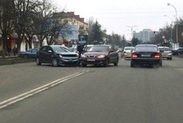 В Ужгороде на проспекте Свободы поцеловались два автомобиля Hyundai и Daewoo