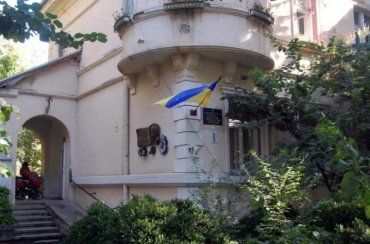 Украинский флаг был поднят на территории посольства в Москве