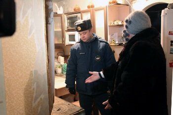 В Виноградовском районе в холодном доме едва не замерзли дети