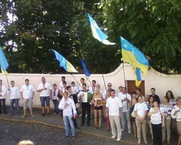 Ужгородцы в День Независимости вышли на улицы с флагами и в вышиванках