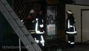 В Ужгороде МЧСники тушили пожар в алкогольном магазине