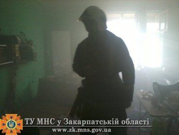 В Закарпатье бойцы МЧС вытащили жителя Берегово из огня