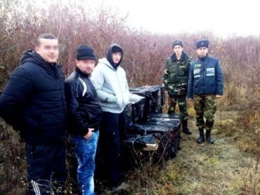 На границе Закарпатья задержали украинцев с пакетами сигарет