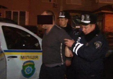В Мукачево 24-летний парень сорвал у женщины с шеи цепочку