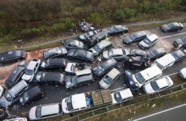 Место аварии в Германии напоминает свалку автомобилей