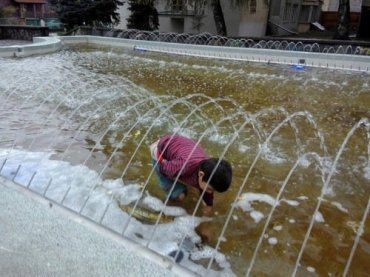 В Ужгороде кладоискатель ради нескольких монет ушел в фонтан