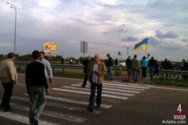 Бои под Иловайском заставили народ выйти на протесты на трассу Киев-Чоп