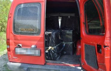 Внутри микроавтобуса жителя Закарпатской области нашли 500 блоков сигарет