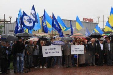 Мэрию Ужгорода "отгрузили" на антифашистский митинг