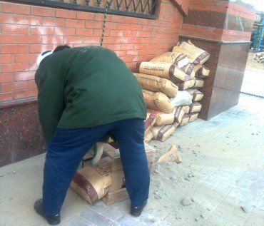 Ранее судимый житель Ужгорода совершил кражу 10 мешков цемента