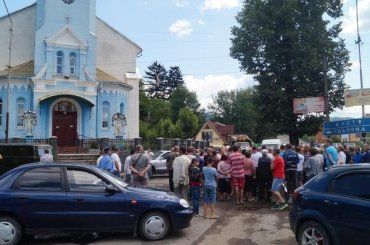Жители Иршавского района требуют более ускоренного ремонта дороги