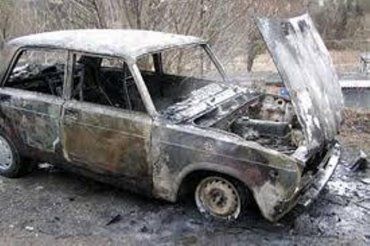 На обочине дороги Хустского района по неизвестным причинам сгорел ВАЗ