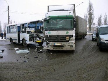 В Сумах столкнулись автобус и грузовик, травмированы 5 человек
