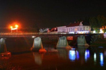 В Ужгороде пешеходный мост всегда раньше освещался ночью