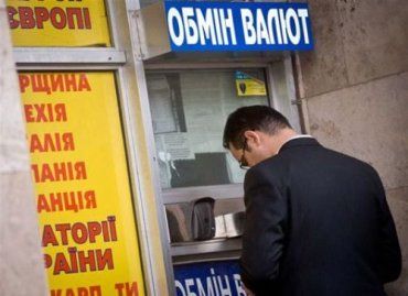 Украинцев запугивают девальвацией, чтобы заработать на панике