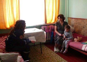 Мукачевские спасатели навестили семью временно перемещенных лиц