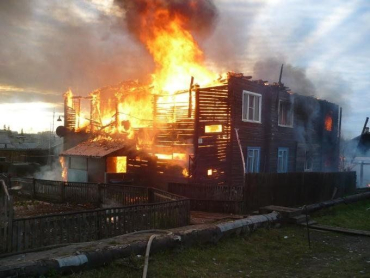 В Хусте пожарные тушили пожар в доме, а удалось спасти только соседнее помещение