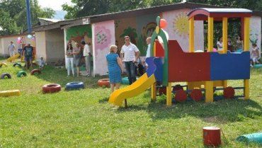 В Хустском ДОУ №4 появилась еще одна новая детская площадка