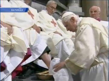 Папа Римский собственноручно омывает ноги двенадцати священникам