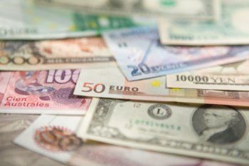 Эксперты: до конца выборов чиновники будут держать курс 8 гривен за доллар