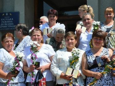 Багатодітні жінки Хустського району отримували нагрудний знак "Мати-героїня"