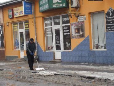 Мелкий снег в Ужгороде заставили расчищать и предпринимателей