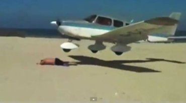 Пилот не заметил этого мужчину, поскольку он лежал на песке