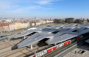 Поезда с сирийскими беженцами прибыли из Будапешта в Вену