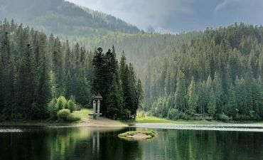 В Закарпатье одно из самых знаменитых озер Украины – Синевир