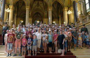 В парламенте Венгрии принимали 200 закарпатских детей