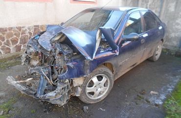 Автомобиль «Рено» на скорости врезался в «Мерседес», что двигался ему навстречу