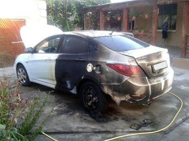 В Холмоке утром пожар охватил трехлетнюю иномарку «Hyundai Accent»