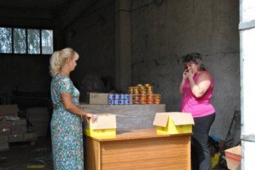 В Старобельске беженцам раздают гуманитарную помощь из Закарпатья