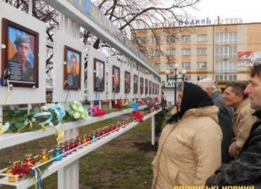В честь погибших бойцов АТО установили более ста мемориальных досок