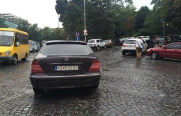Кто-то в Ужгороде припарковал свой "Мерседес" посреди дороги в центре города