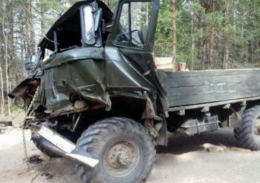 В Раховском районе водитель грузовика погиб: фура с дровами придавила его